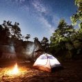 ソロキャンプにおける焚き火の意義と精神的癒しの効果について