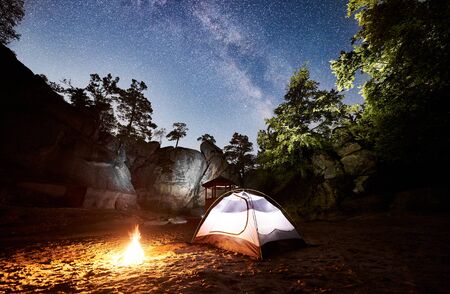 ソロキャンプにおける焚き火の意義と精神的癒しの効果について