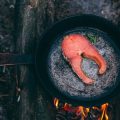 焚き火で作るおにぎりと焼きおにぎり：日本流のご飯アレンジ術