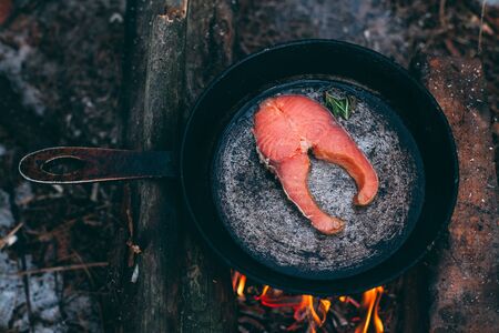 焚き火で作るおにぎりと焼きおにぎり：日本流のご飯アレンジ術