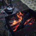 焚き火で再現する日本の定番屋台メニュー：たこ焼き、お好み焼き、焼きとうもろこし