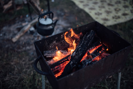 焚き火で再現する日本の定番屋台メニュー：たこ焼き、お好み焼き、焼きとうもろこし
