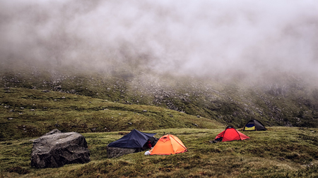 野営から高規格サイトまで、目的別ソロキャンプ場の選び方