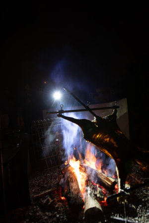 ソロキャンプで楽しむ焚き火料理：必要な道具とシンプル和風レシピ