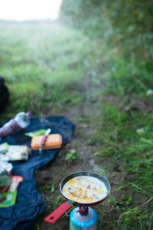 ファミリーキャンプに最適な食材と日本流キャンプ料理レシピ集
